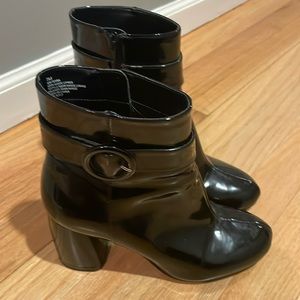 Nine West black patent bootie - size 7
